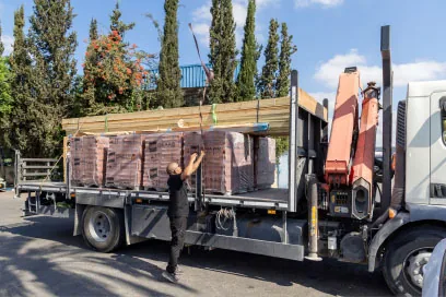 פעילות לוגיסטית והעמסה במרכז החברה